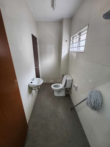 Semi-Detached House for Sale in Sutera Damansara (Damansara Damai) - Raymond Siew - Bathroom - PropertyGuru.com.my
