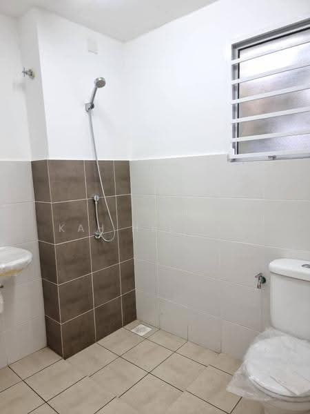 Rumah Teres 2-Tingkat untuk Disewa di Iringan Bayu (Seremban) - Kah Hee Lim - Bathroom - PropertyGuru.com.my