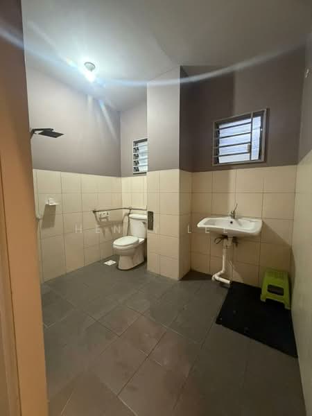 Pangsapuri untuk Disewa di Gapura Bayu - Henry Lee - Bathroom - PropertyGuru.com.my