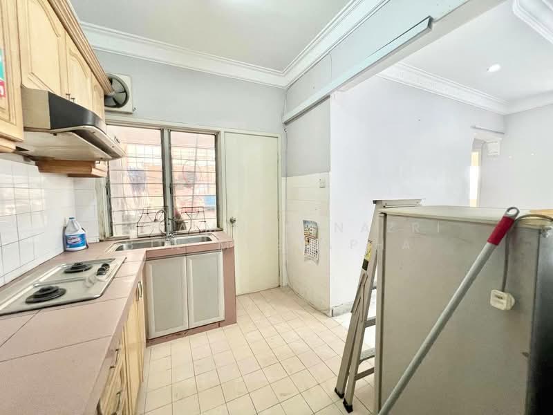 Apartment for Sale at Vista Seri Putra - Muhammed Nazri bin Mustapha - Kitchen - PropertyGuru.com.my