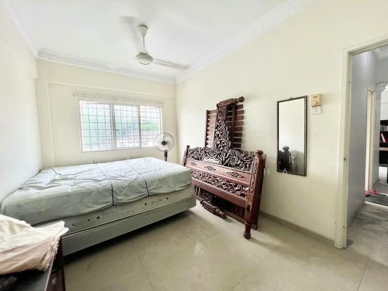 Apartment for Sale at Vista Seri Putra - Muhammed Nazri bin Mustapha - Bedroom - PropertyGuru.com.my