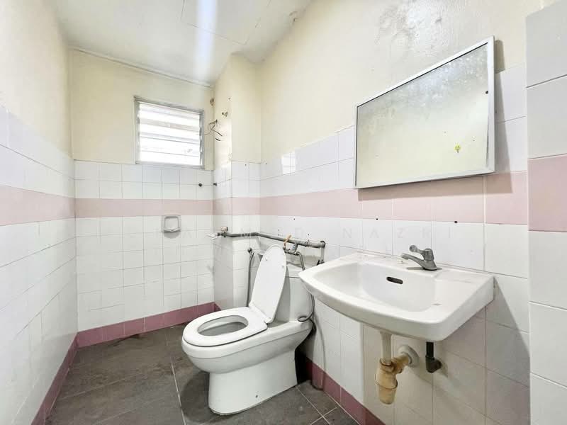 Apartment for Sale at Vista Seri Putra - Muhammed Nazri bin Mustapha - Bathroom - PropertyGuru.com.my