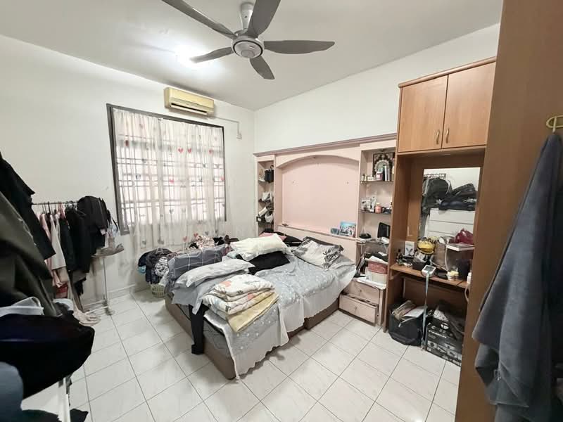 Rumah Teres 1.5 Tingkat untuk Dijual di Taman Pelangi Indah (Ulu Tiram) - Azlan Ismail aiproperty - Bedroom - PropertyGuru.com.my