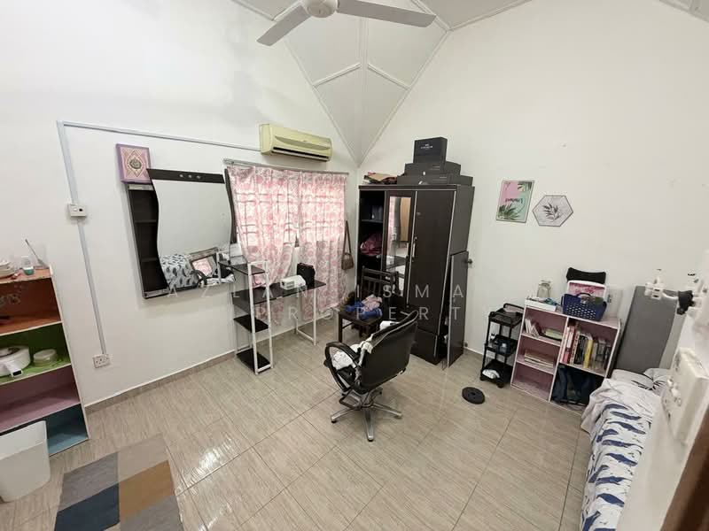 Rumah Teres 1.5 Tingkat untuk Dijual di Taman Pelangi Indah (Ulu Tiram) - Azlan Ismail aiproperty - Bedroom - PropertyGuru.com.my