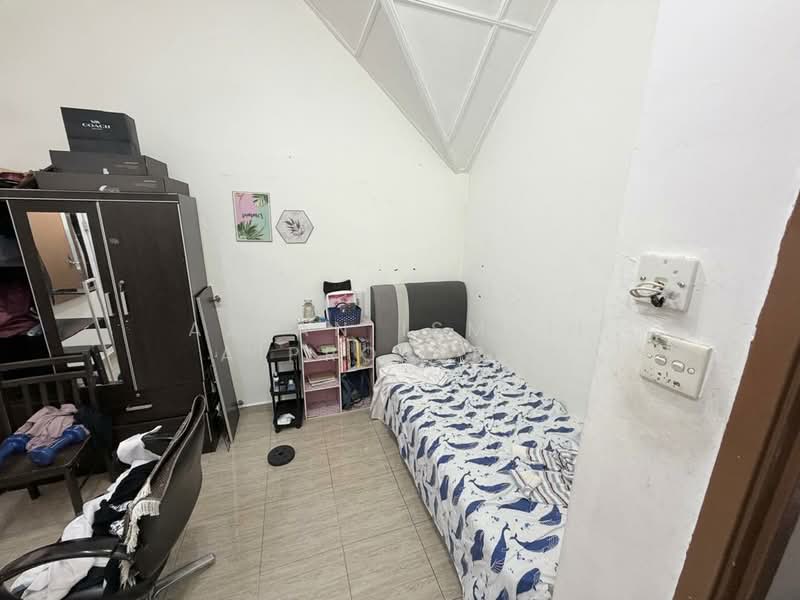 Rumah Teres 1.5 Tingkat untuk Dijual di Taman Pelangi Indah (Ulu Tiram) - Azlan Ismail aiproperty - Bedroom - PropertyGuru.com.my