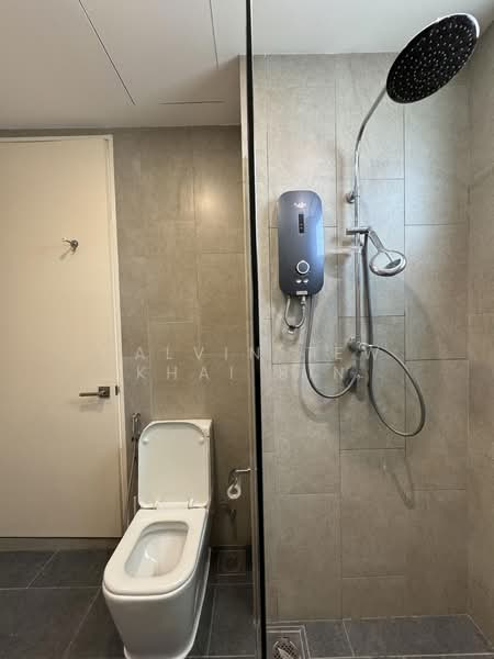 Service Residence for Sale at East Parc @ Manjalara - Calvin Tew Khai Bin - Master Bathroom - PropertyGuru.com.my