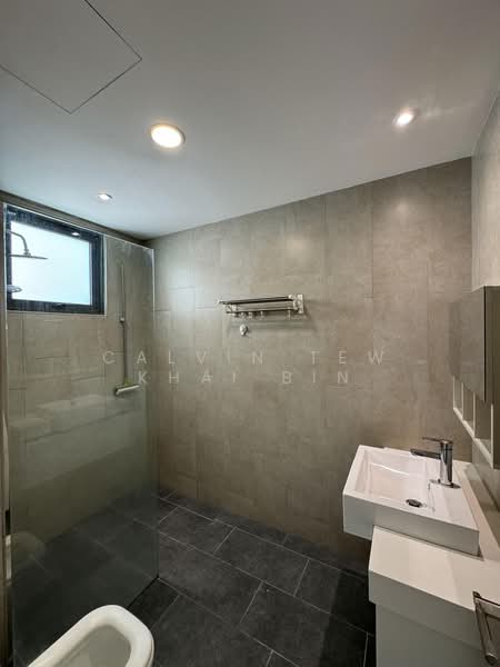 Service Residence for Sale at East Parc @ Manjalara - Calvin Tew Khai Bin - Master Bathroom - PropertyGuru.com.my
