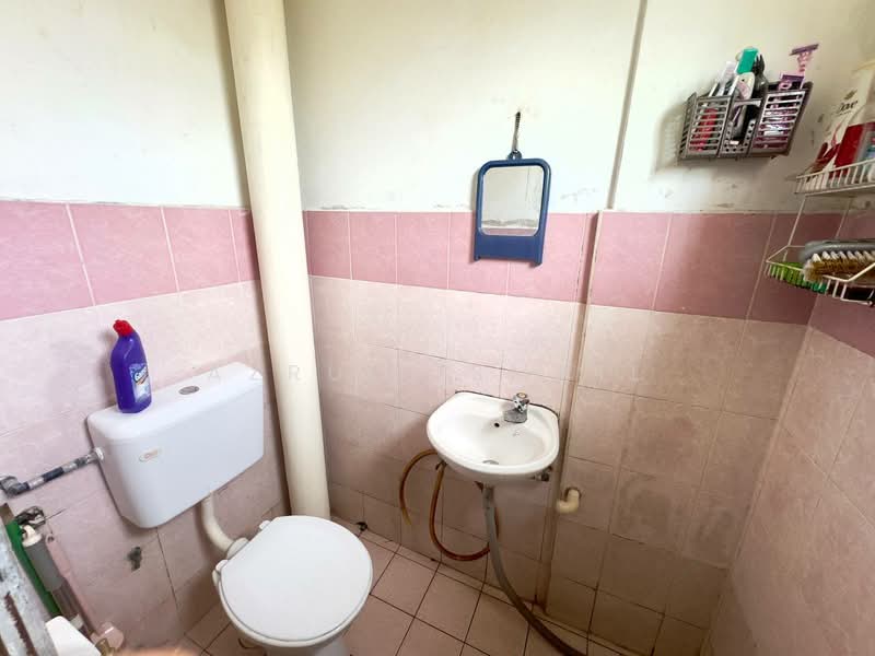 Rumah Flat untuk Dijual di Villa Laksamana - Azrul Ismail - Bathroom - PropertyGuru.com.my