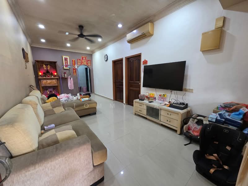 Rumah Teres 1 Tingkat untuk Dijual di Taman Johor Jaya (Johor Bahru) - Tommy Tai - Living Room - PropertyGuru.com.my