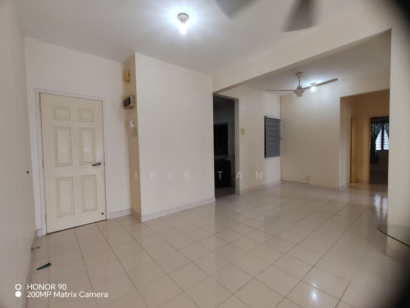 Kondominium untuk Dijual di Casa Puteri Condominium - Iris Tan - Living Room - PropertyGuru.com.my