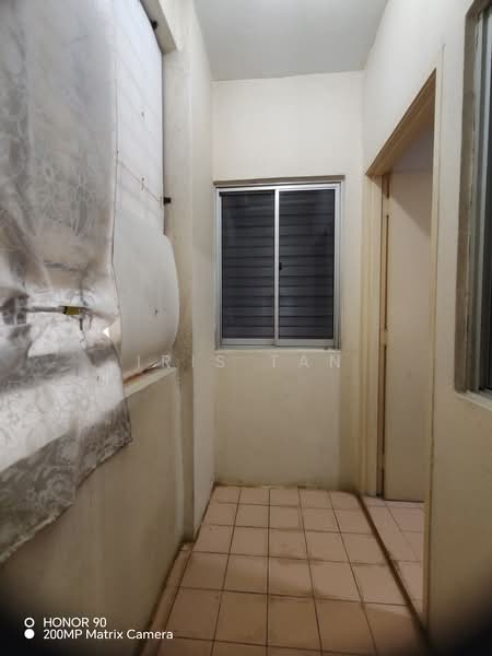 Kondominium untuk Dijual di Casa Puteri Condominium - Iris Tan - Corridor - PropertyGuru.com.my