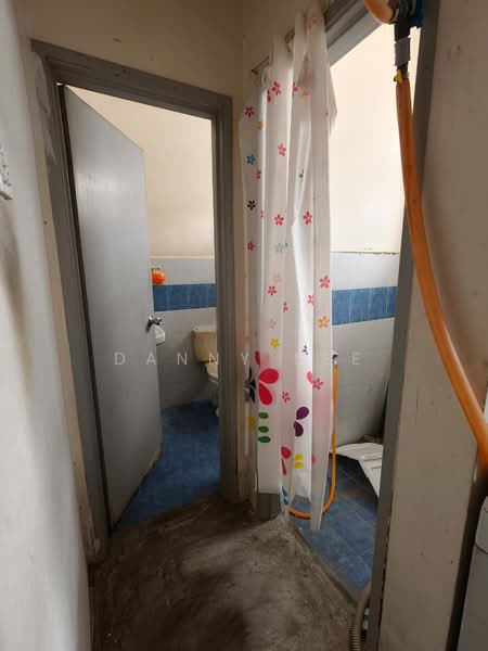 Kedai / Pejabat untuk Disewa di Taman Lagenda Putra (Kulai) - Danny See - Bathroom - PropertyGuru.com.my