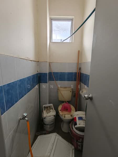 Kedai / Pejabat untuk Disewa di Taman Lagenda Putra (Kulai) - Danny See - Bathroom - PropertyGuru.com.my