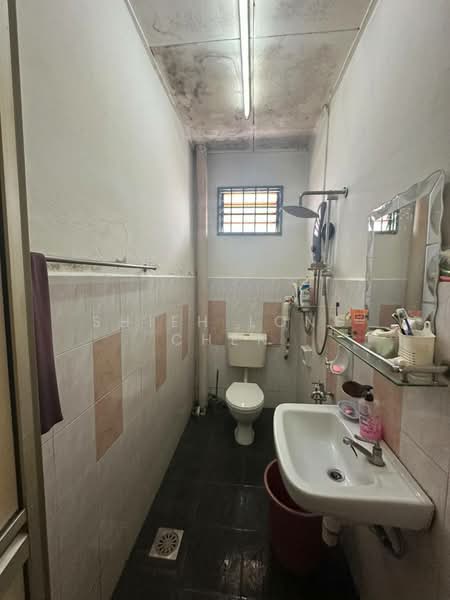 Rumah Teres 2 Tingkat untuk Dijual di Bandar Putra (Kulai) - Shieh Long Chen - Bathroom - PropertyGuru.com.my