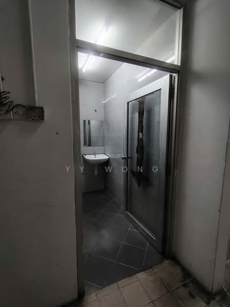 Kilang untuk Disewa di Taman Perindustrian Kinrara (Bandar Kinrara) - YY Wong - Bathroom - PropertyGuru.com.my