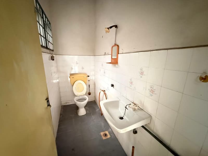 Rumah Bandar untuk Dijual di Taman Kota Laksamana (Melaka City) - Ramona Tan - Bathroom - PropertyGuru.com.my
