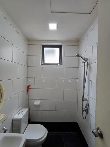Servis Apartment untuk Disewa di Univ 360 Place - Yoke Han - Bathroom - PropertyGuru.com.my