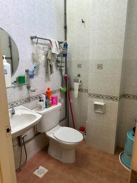 Rumah Teres 2 Tingkat untuk Disewa di Taman Wawasan (Puchong) - Melissa Ting - Bathroom - PropertyGuru.com.my