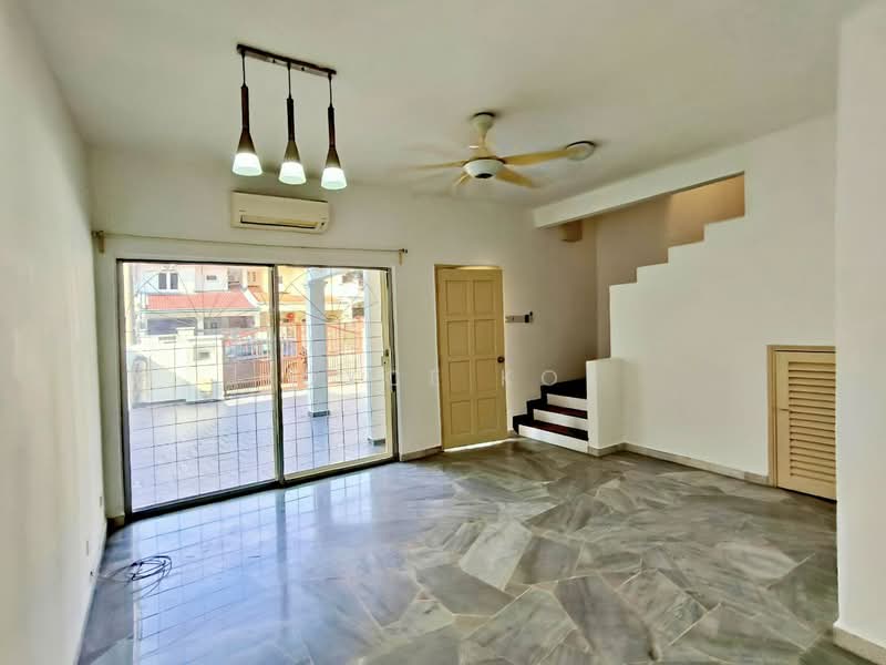2-storey Terraced House for Sale in Usj 6 (Subang Jaya) - Joyce Kok - Living Room - PropertyGuru.com.my