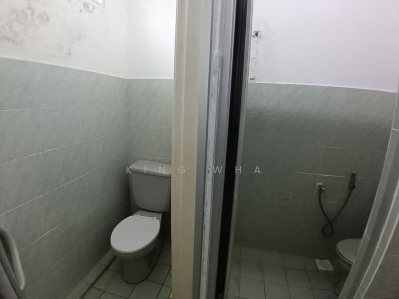 Shop for Rent in Wangsa Maju (Kuala Lumpur) - King Wha - Bathroom - PropertyGuru.com.my