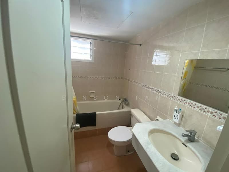 Kondominium untuk Disewa di Gurney Park Condominium - Benson Tan - Bathroom - PropertyGuru.com.my
