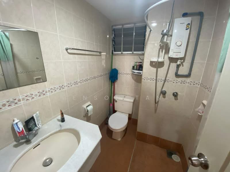 Kondominium untuk Disewa di Gurney Park Condominium - Benson Tan - Bathroom - PropertyGuru.com.my