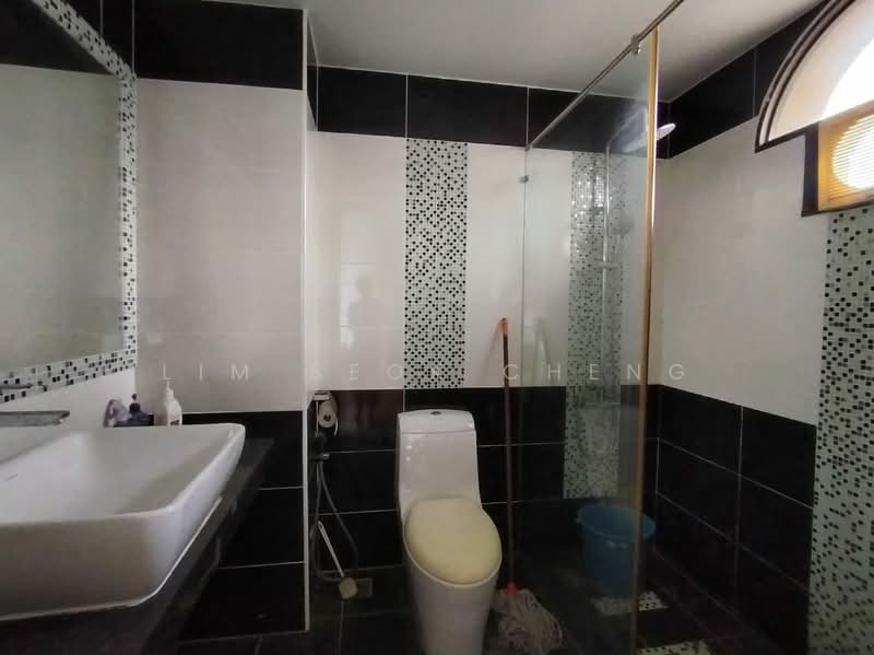 Pangsapuri untuk Dijual di Desa Bella - Lim Seok Cheng - Bathroom - PropertyGuru.com.my