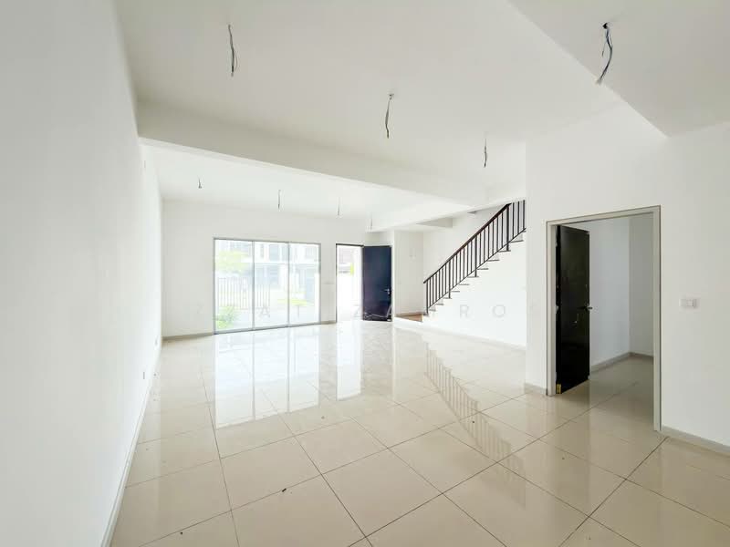 Rumah Teres 2 Tingkat untuk Dijual di Semenyih (Selangor) - Izzat Zamros - Living Room - PropertyGuru.com.my