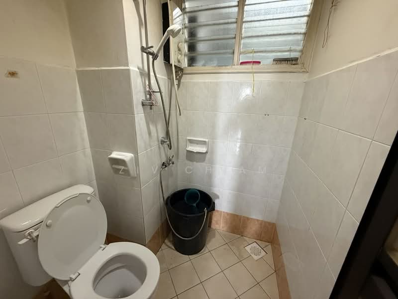 Pangsapuri untuk Dijual di Permas Ville Apartment - Ziv Chiam - Bathroom - PropertyGuru.com.my