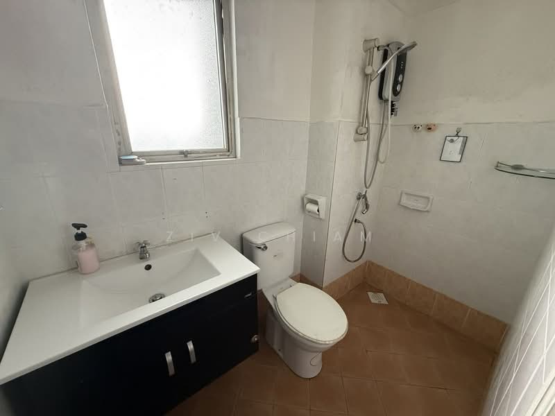 Pangsapuri untuk Dijual di Permas Ville Apartment - Ziv Chiam - Bathroom - PropertyGuru.com.my
