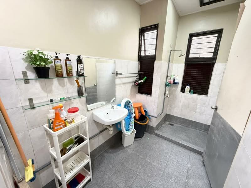 Rumah Teres 2 Tingkat untuk Dijual di Alam Damai (Cheras) - Danilo Lim - Bathroom - PropertyGuru.com.my