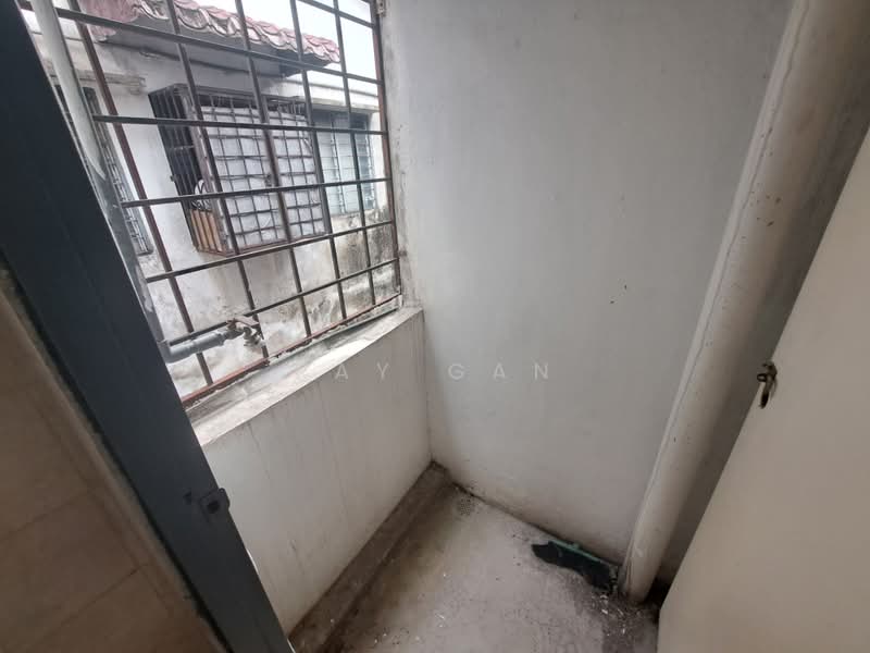 Rumah Flat untuk Dijual di Taman Setia Rawang Flat - Ray Gan - Balcony - PropertyGuru.com.my