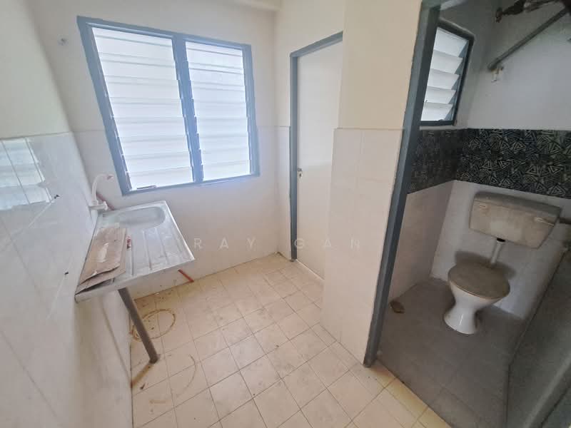 Rumah Flat untuk Dijual di Taman Setia Rawang Flat - Ray Gan - Bathroom - PropertyGuru.com.my