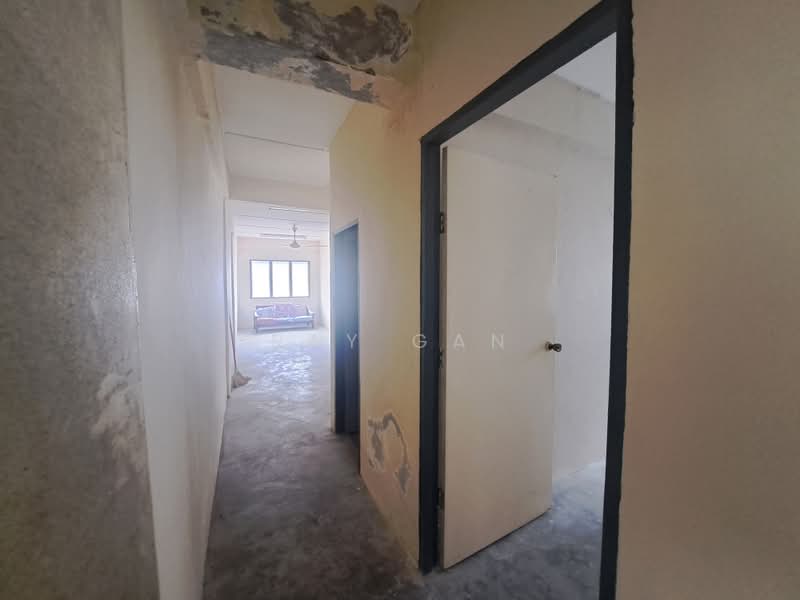 Rumah Flat untuk Dijual di Taman Setia Rawang Flat - Ray Gan - Corridor - PropertyGuru.com.my