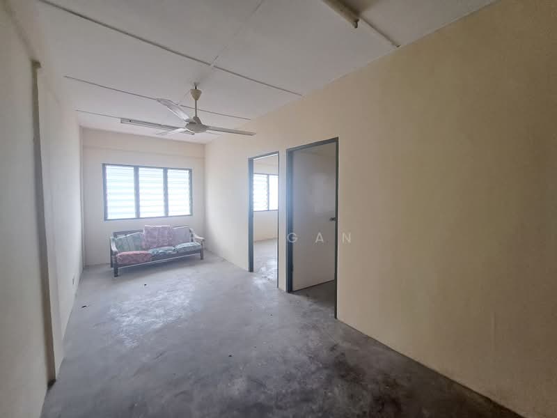 Rumah Flat untuk Dijual di Taman Setia Rawang Flat - Ray Gan - Living Room - PropertyGuru.com.my