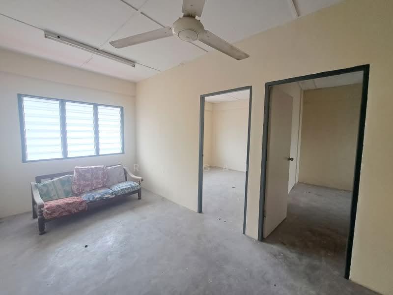 Rumah Flat untuk Dijual di Taman Setia Rawang Flat - Ray Gan - Living Room - PropertyGuru.com.my