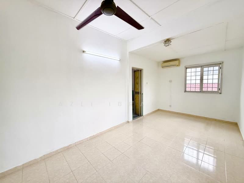 2-storey Terraced House for Sale in Taman Maju Satu (Kajang) - Azli Ibrahim - Living Room - PropertyGuru.com.my