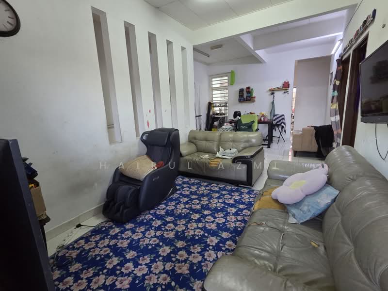 Townhouse for Sale in Saujana Utama (Puncak Alam) - Hairul Azmi - Living Room - PropertyGuru.com.my