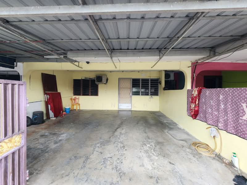 1-storey Terraced House for Sale in Kelebang (Ipoh) - Qazin Khoo - Car Park - PropertyGuru.com.my