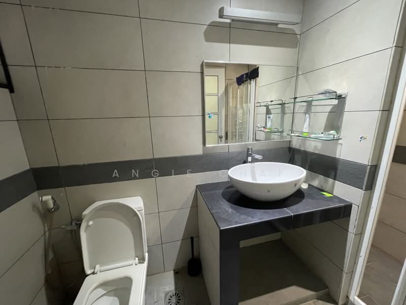Kondominium untuk Dijual di Bungaraya Condominium - Angie Chai - Bathroom - PropertyGuru.com.my