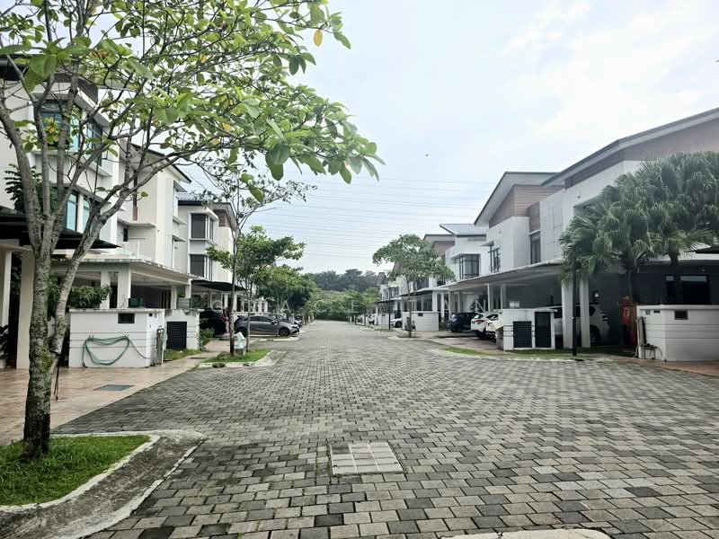 Rumah Berkembar untuk Dijual di Taman Equine (Seri Kembangan) - Grace Tan - PropertyGuru.com.my