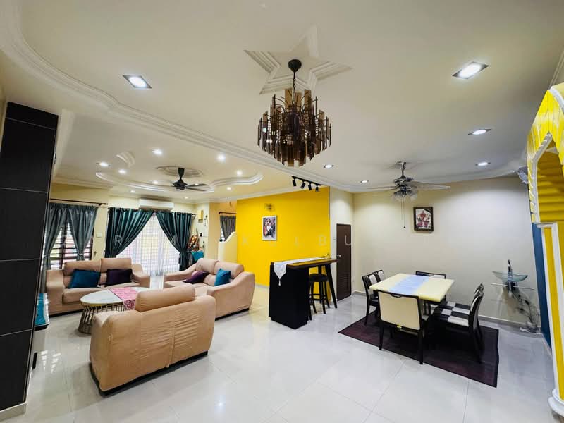 Rumah Teres 2 Tingkat untuk Dijual di Seksyen 23 (Shah Alam) - Zarema Kulbuzheva - Living Room - PropertyGuru.com.my