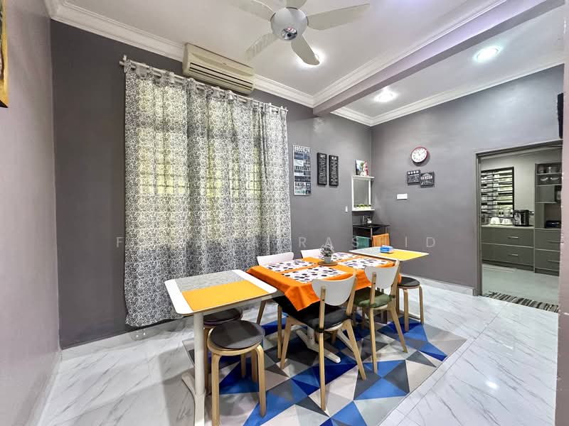 Rumah Banglo untuk Dijual di Bukit Beruntung (Serendah) - Fahana Rashid - Dining Room - PropertyGuru.com.my