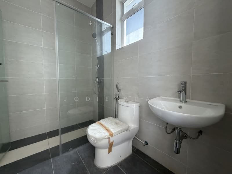 Cluster House for Sale in Ipoh (Perak) - Jodie Kuan - Bedroom 2 Ensuite Bathroom  - PropertyGuru.com.my