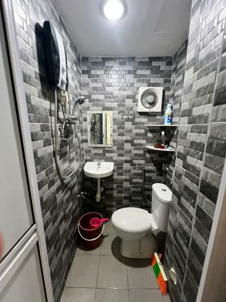 Kondominium untuk Dijual di Vista Condominium - Yong Sern - Bathroom - PropertyGuru.com.my