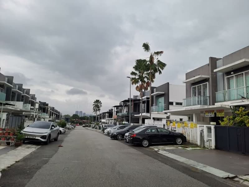 Rumah Teres 2 Tingkat untuk Dijual di Taman Lestari Putra (Seri Kembangan) - Harry Lee - Exterior - PropertyGuru.com.my