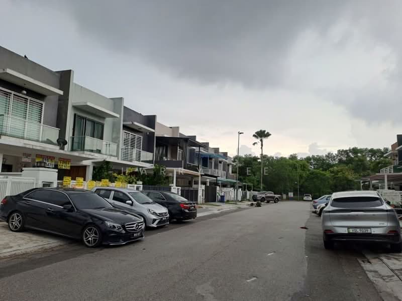 Rumah Teres 2 Tingkat untuk Dijual di Taman Lestari Putra (Seri Kembangan) - Harry Lee - Exterior - PropertyGuru.com.my