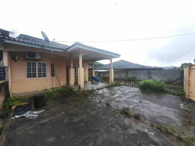 Rumah Berkembar untuk Dijual di Taman Bukit Bujang (Kuala Kubu Bharu) - Tiffany Yang - Car porch - PropertyGuru.com.my