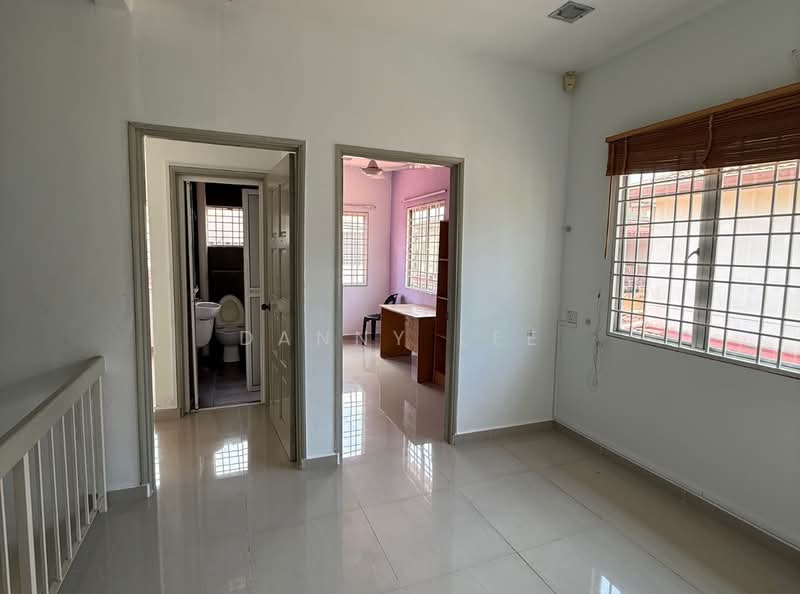 Rumah Teres 2 Tingkat untuk Dijual di Bandar Putra Permai (Seri Kembangan) - Danny Lee - Bathroom - PropertyGuru.com.my