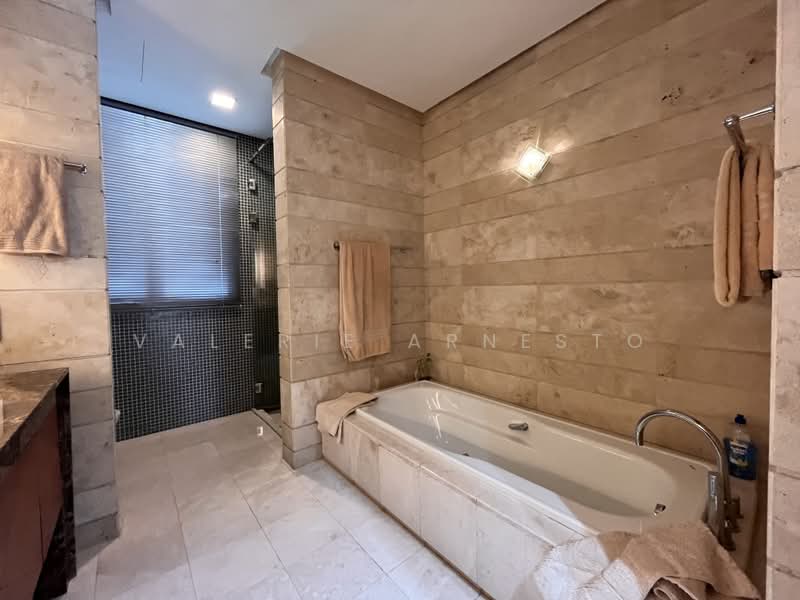 Kondominium untuk Dijual di Dua Residency - Valerie Arnesto - Primary Bathroom - PropertyGuru.com.my